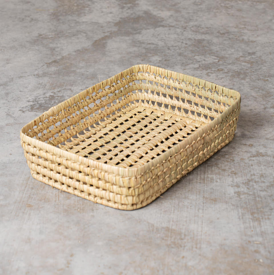 Preparación regalo en bandeja de palma artesana