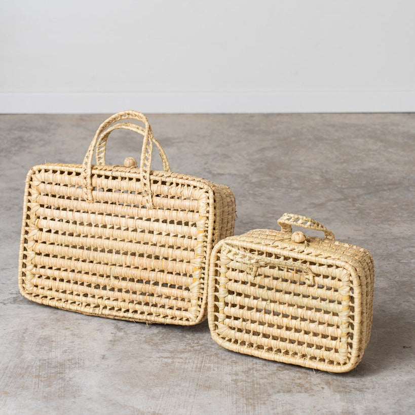 Preparación regalo en maletín de palma y caña artesano