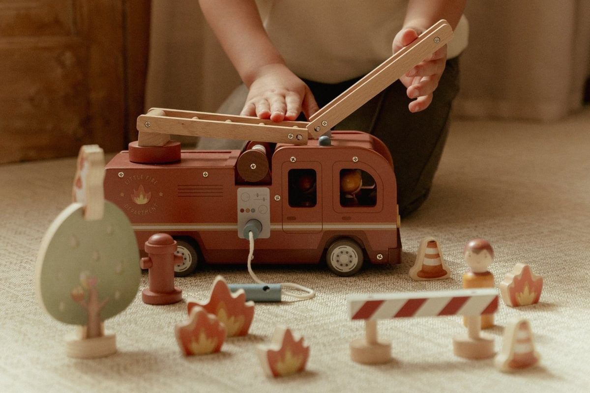 Set bomberos con camión FSC · Little Dutch