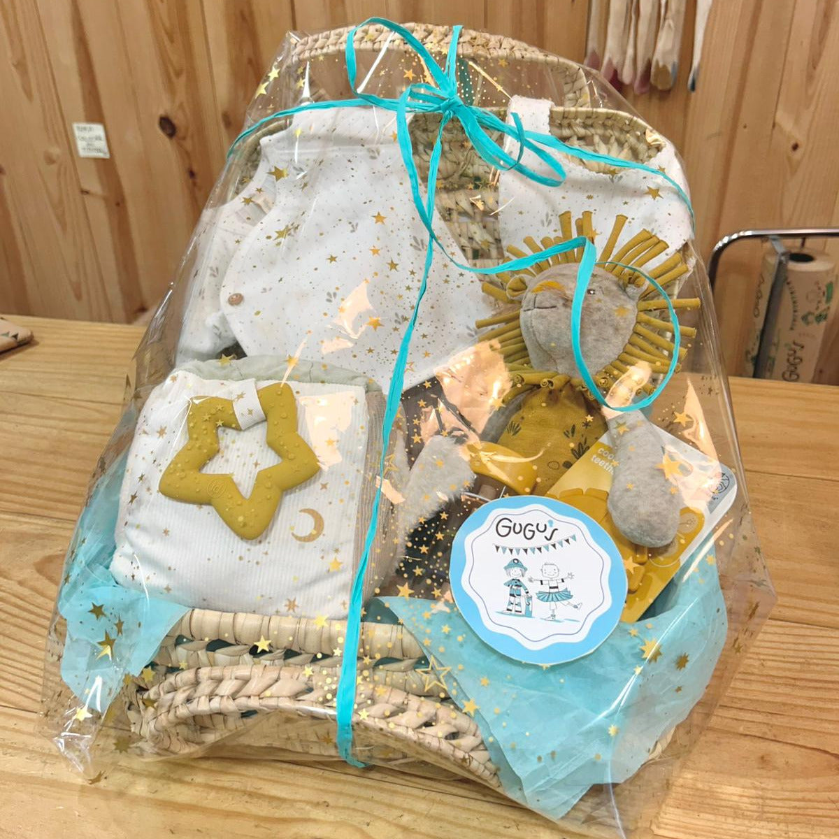 Preparación regalo en maletín de palma y caña artesano