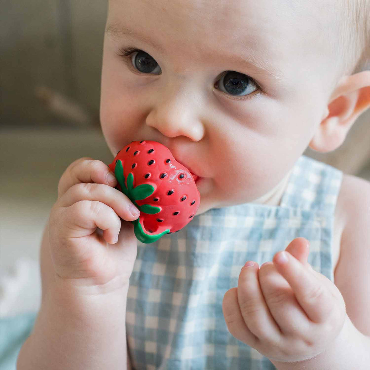 Mini mordedor Sweetie The Strawberry · Oli & Carol