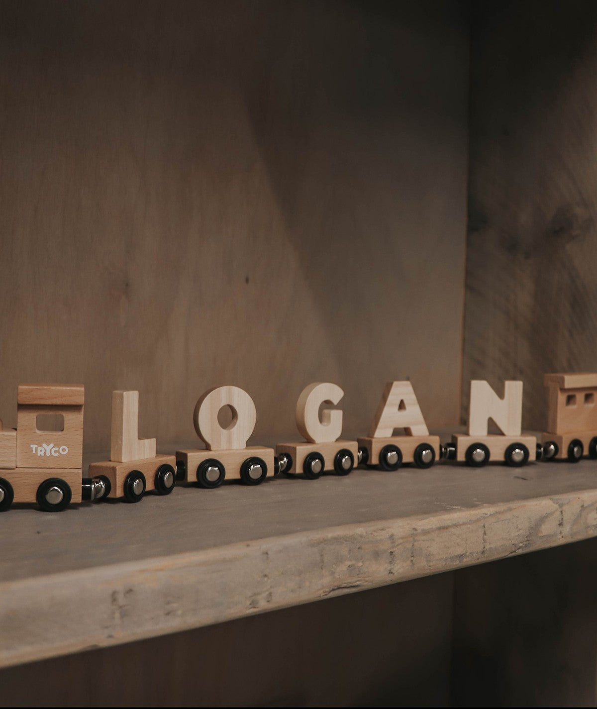 Tren de letras de madera natural personalizado · Tryco